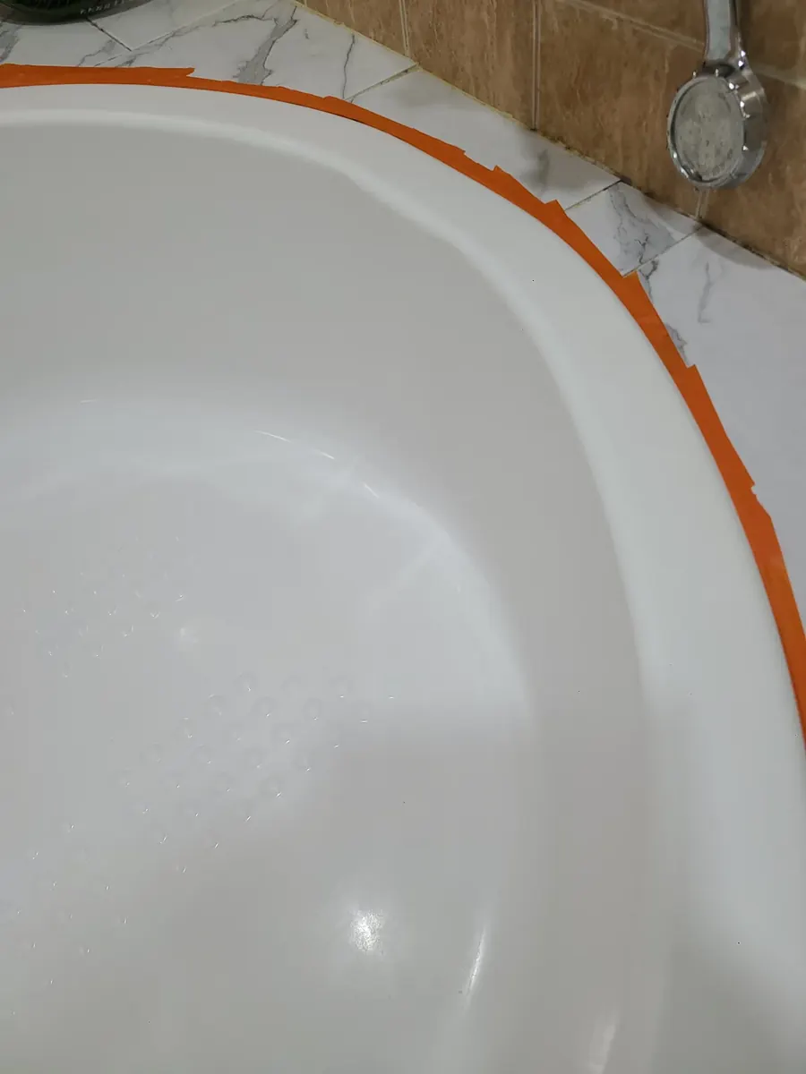 욕조 얼룩 — 테두리를 두른 주황 테이프