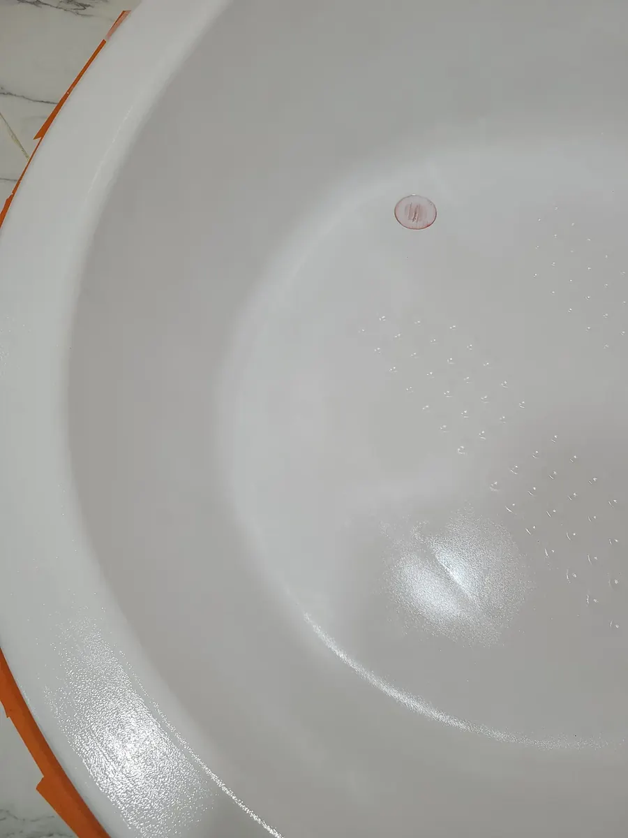 욕조 얼룩 — 롤러로 칠한 뒤 마르는 중인 표면