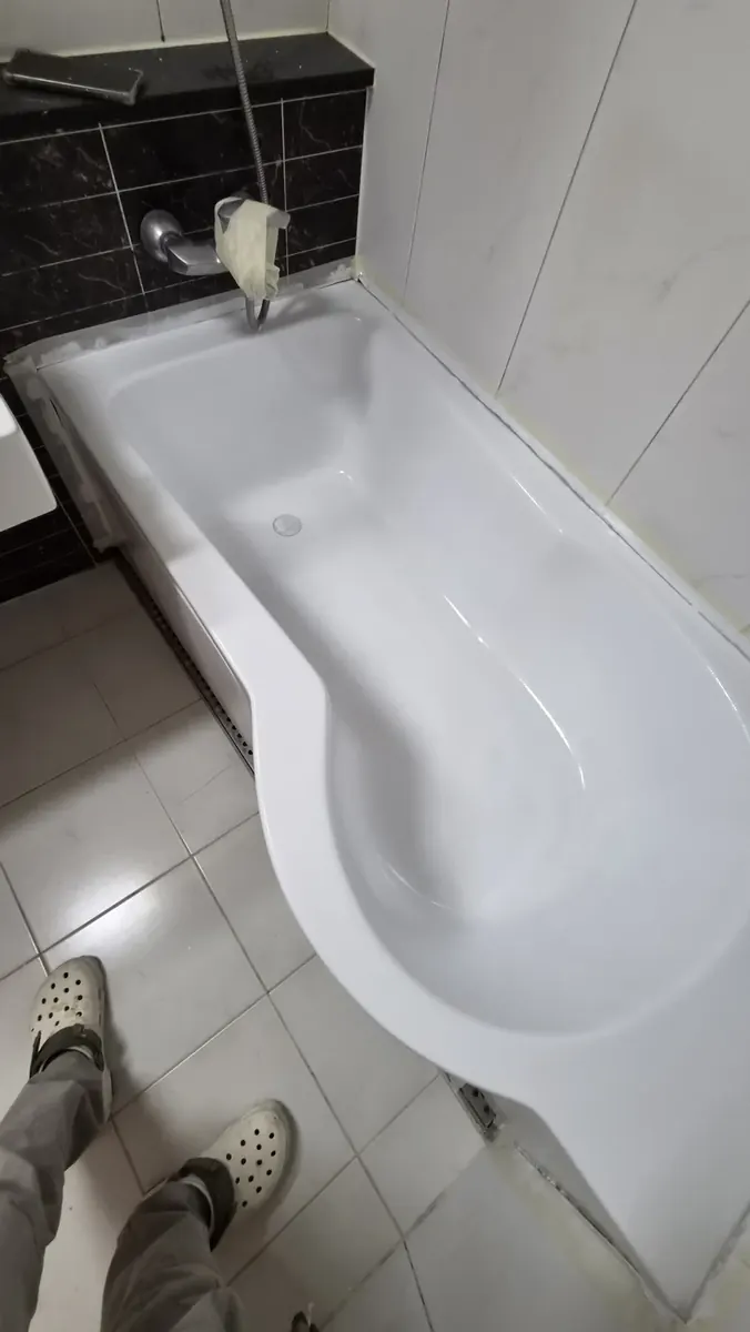 욕조 틈 — 다시 흰색으로 칠한 욕조